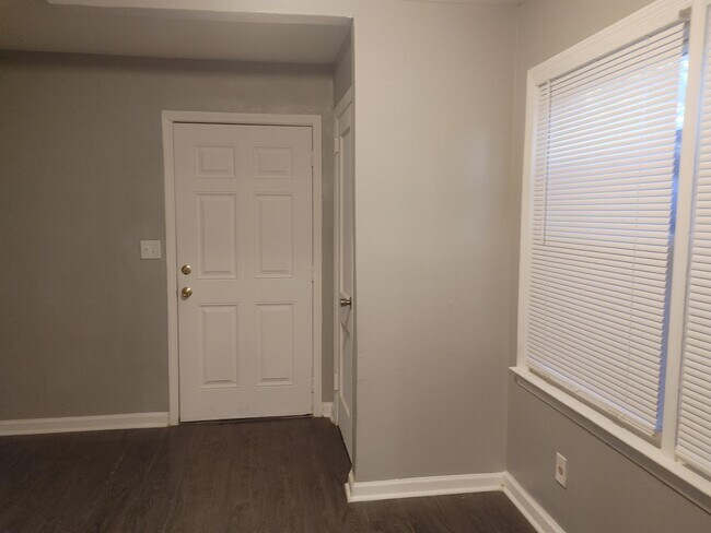 Building Photo - 2552 Kaufman Dr