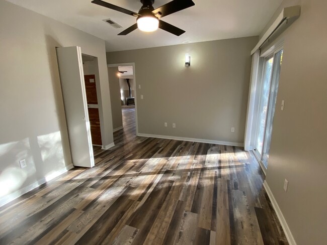 Building Photo - 1207 Red Bud Ave