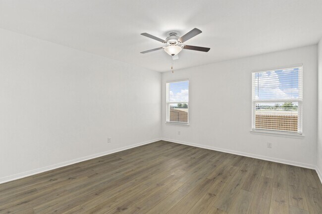 Building Photo - 4414 Banting Cres