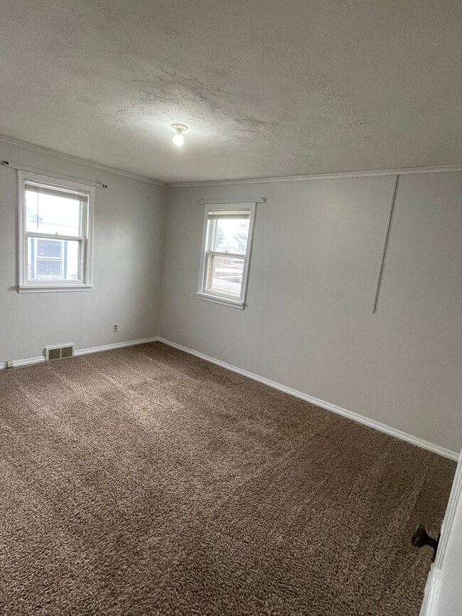 Building Photo - 2 Bedroom, 1 Bath Upstairs Unit for Rent