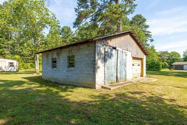 Building Photo - Stylish, Spacious & Updated! Don’t Miss Th...