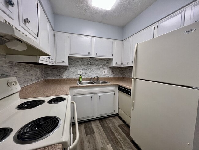 Building Photo - 427 6th Ave W