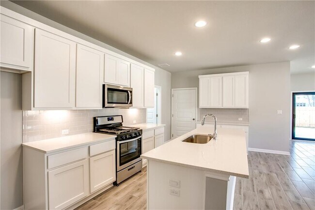 Building Photo - 2801 Stone Branch Dr