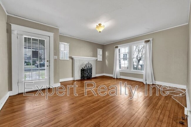 Building Photo - 1542 Somerset Dr