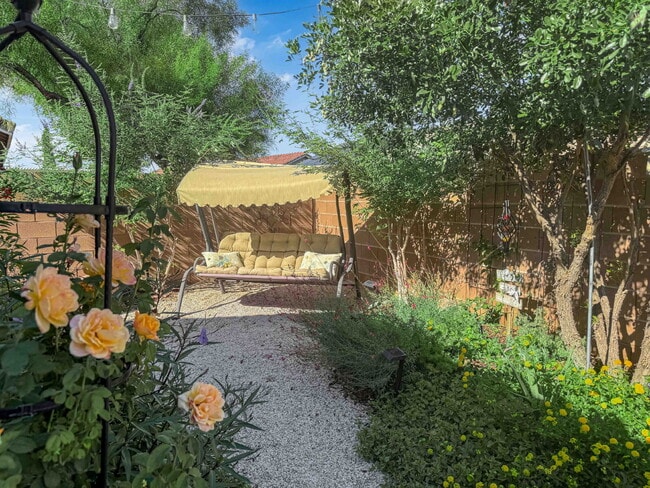 Building Photo - Don't miss out on this super cute 2-bedroo...