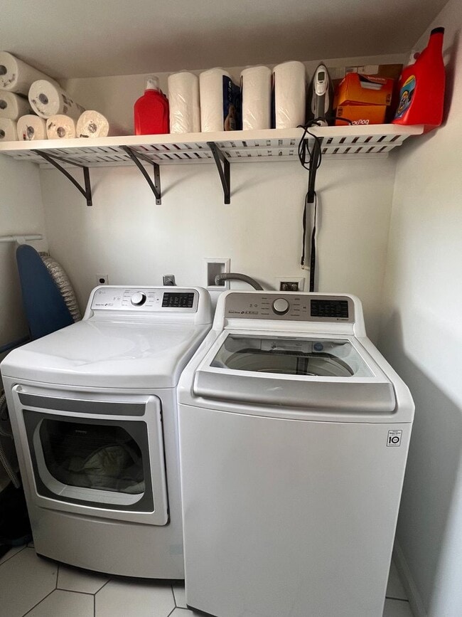 Building Photo - Mt Baker lower unit 2 bed and 1 bath next to it all!