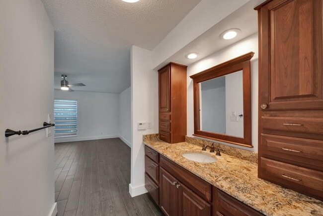 Building Photo - 5529 Lakeview Mews Terrace