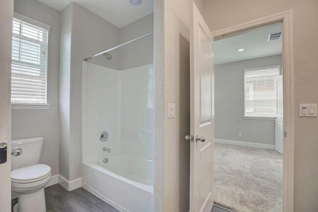 Building Photo - 1606 Lion St