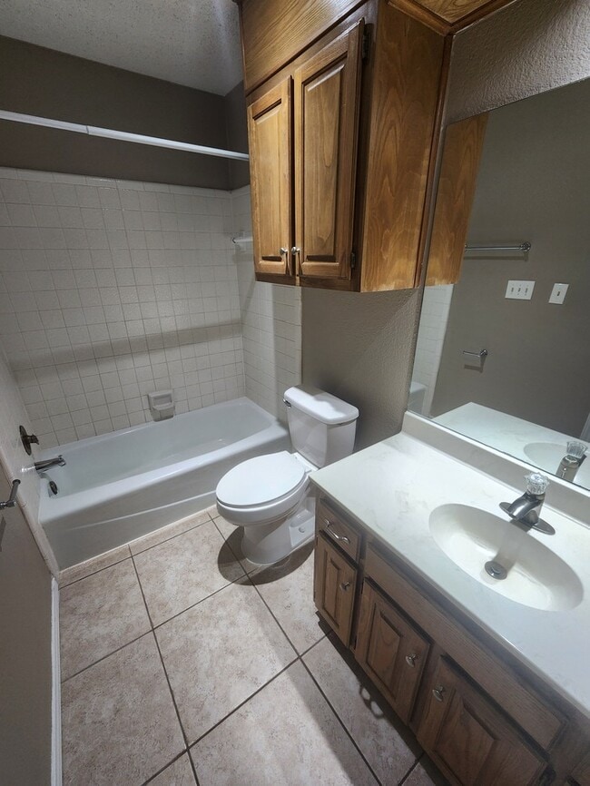 Building Photo - 3 bed 2 bath home, 2 car garage, 2 living areas!