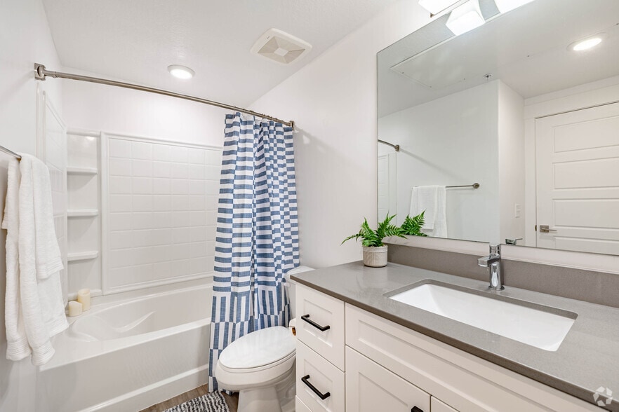 STUDIO, 1BA - 500SF - Bathroom - The Village at North Station