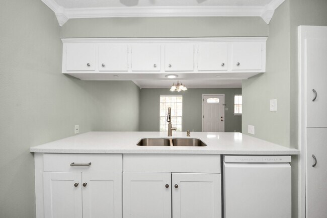 Building Photo - 44 W Tri Oaks Ln