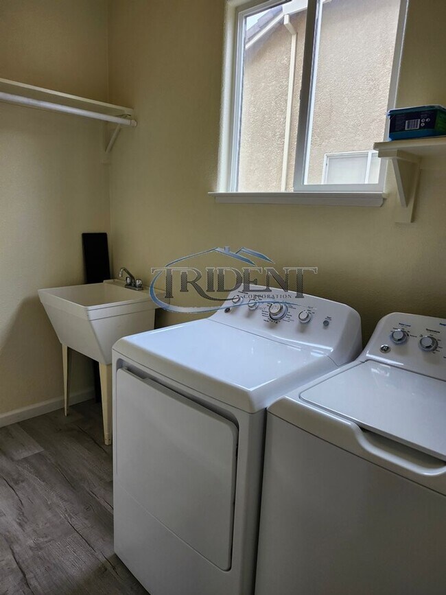 Building Photo - 4 bedroom 3 bath near schools and parks