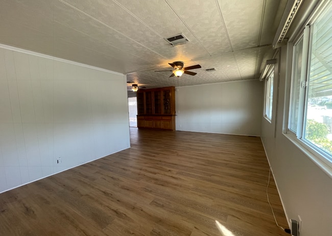 Building Photo - Three Bedroom Two Bathroom Home in Sierra ...