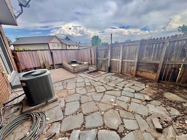Building Photo - Beautifully Renovated Townhome in Coumbine...