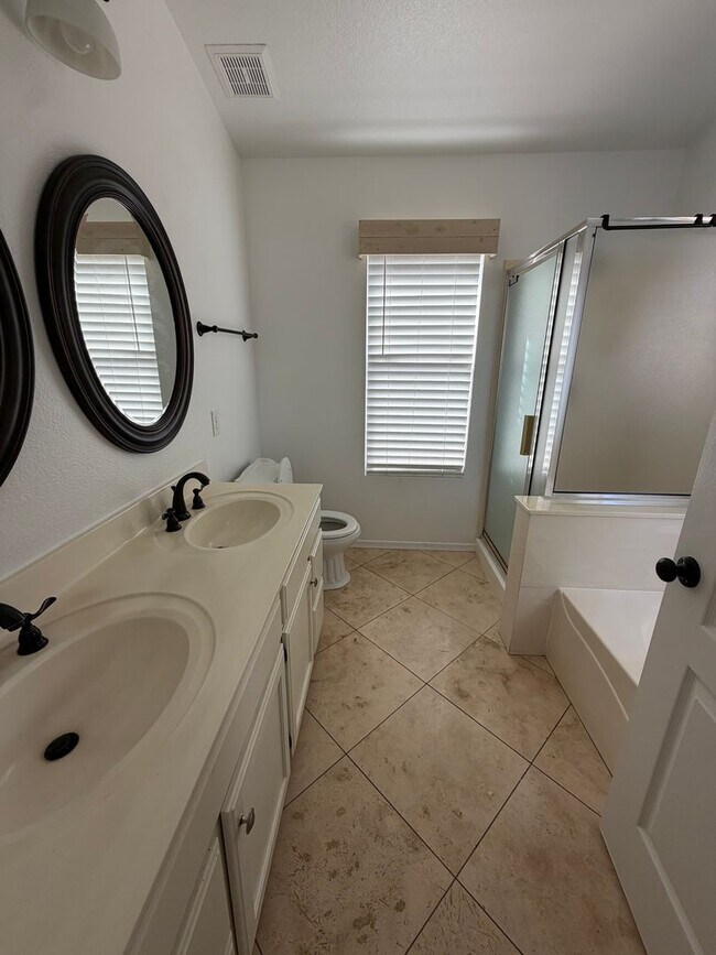 Building Photo - Stunning 3 bedroom, 2 bath home