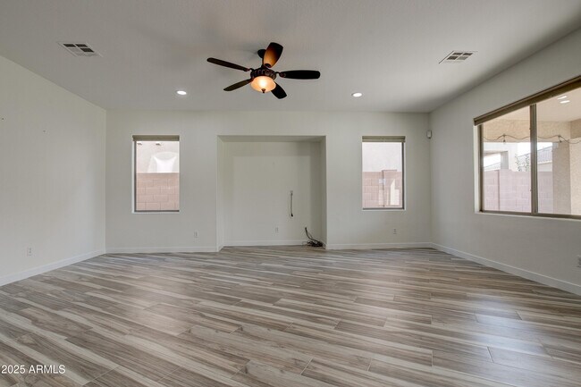 Building Photo - 2237 W Bonanza Ln