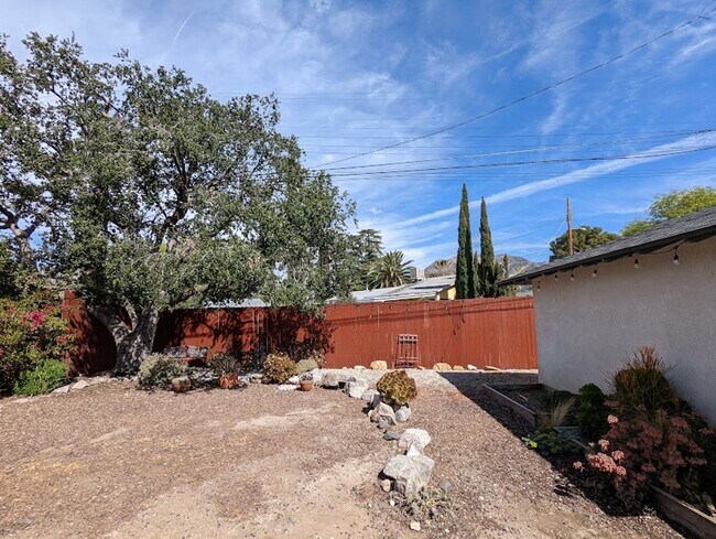 Building Photo - Spacious three bedroom one and half bath house in Sunland!