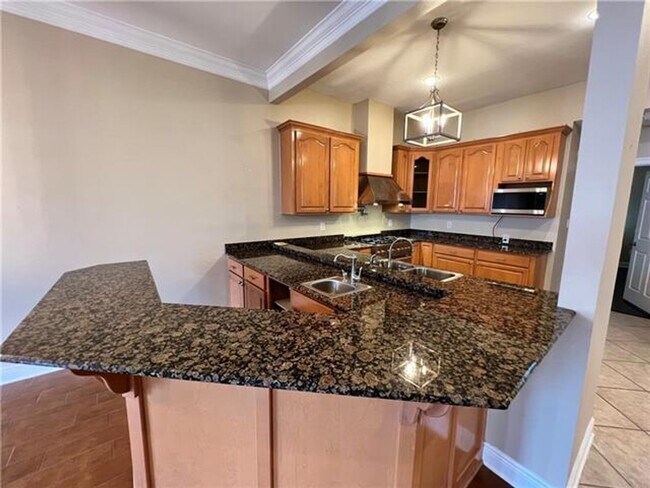 Building Photo - Beautiful and Spacious townhome in gated Clipper Estates. Three bedrooms, each with a private bat...