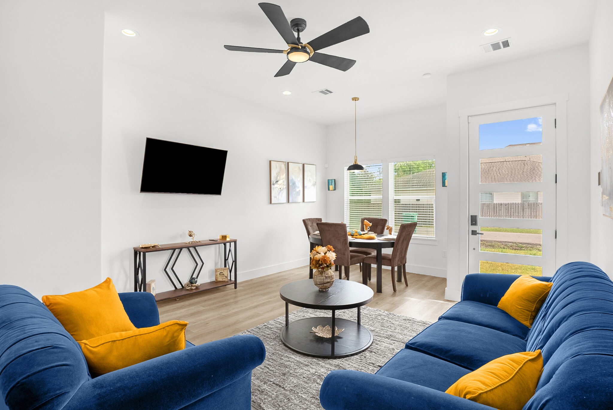 Living Room - 4321 McKinley St