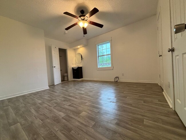 Building Photo - 2 bedroom 2 full bath 1 car garage availab...