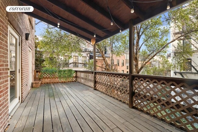 Building Photo - 37 Bank St