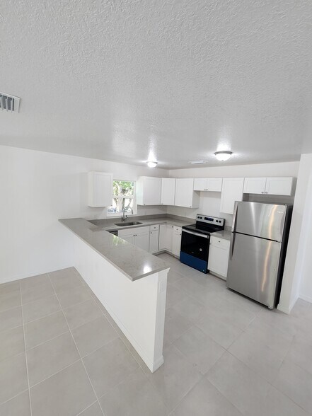 Building Photo - 325 11th Ave E