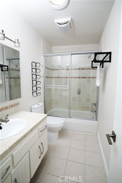 Building Photo - 9402 Vía Yolanda