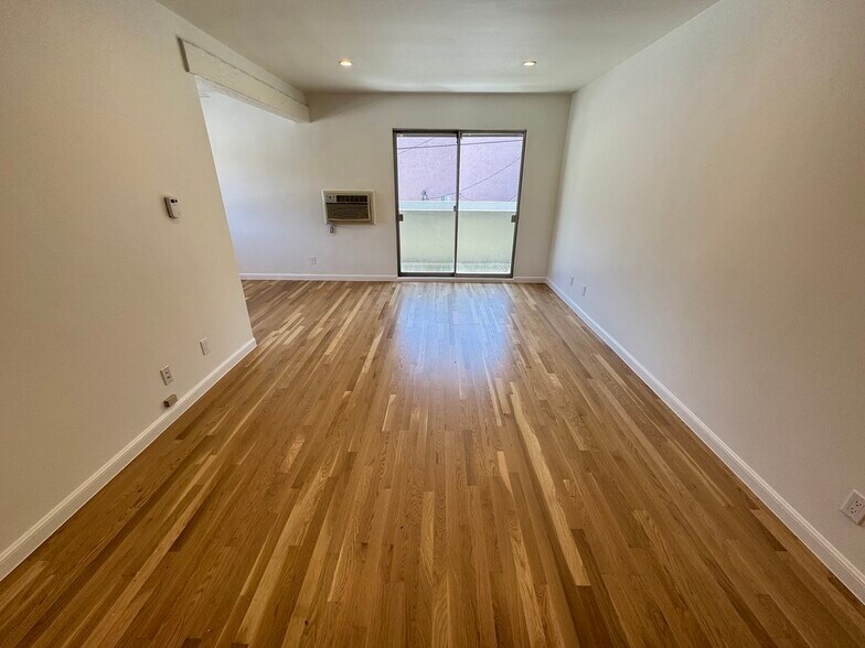 Building Photo - 822 N Martel Ave