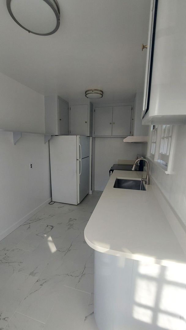 Building Photo - Cape Style Single Family 2 Bedroom/ 1 Bath...