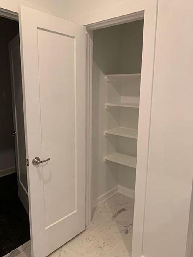 Building Photo - Sleek 2 bed 2 bath West End condo!