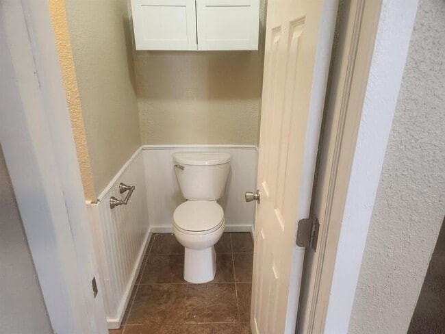 Building Photo - 801 N Gladstone Ave