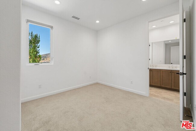 Building Photo - 20705 Butternut Cir