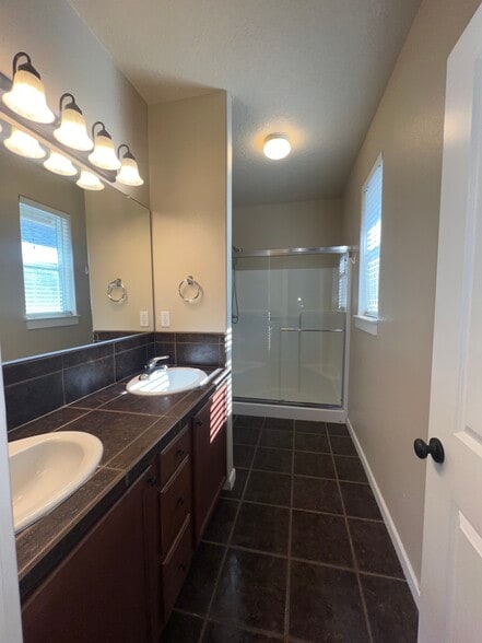 Building Photo - 1235 SW 10th Way