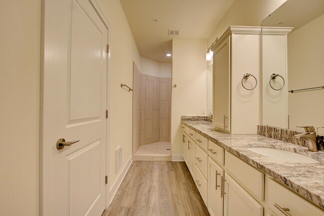 Building Photo - w171s7404 Lannon Dr