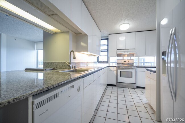 Building Photo - 2 bd, 2 ba Condo in Honoulu Park Place