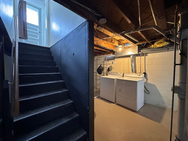 Building Photo - Recently Renovated 3 Bedroom 1 Bath Single Family Home!