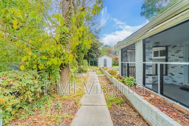 Building Photo - 1021 Mineola Dr