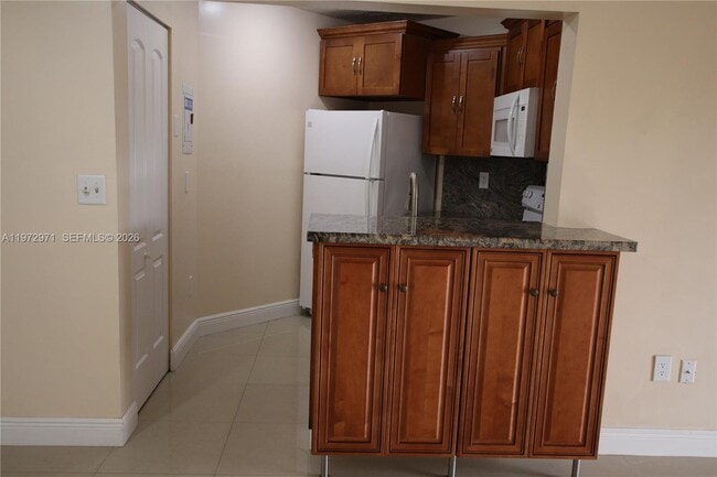 Building Photo - 690 W Park Dr