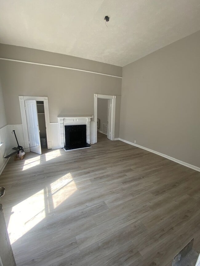 Building Photo - *AVAILABLE NOW*1 Bedroom / 1 Bathroom - Du...