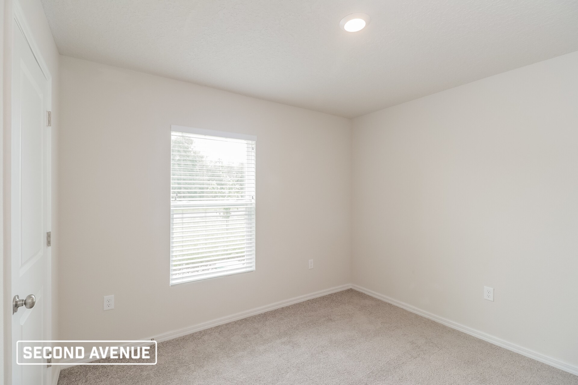 Building Photo - 6690 N Roland Dr