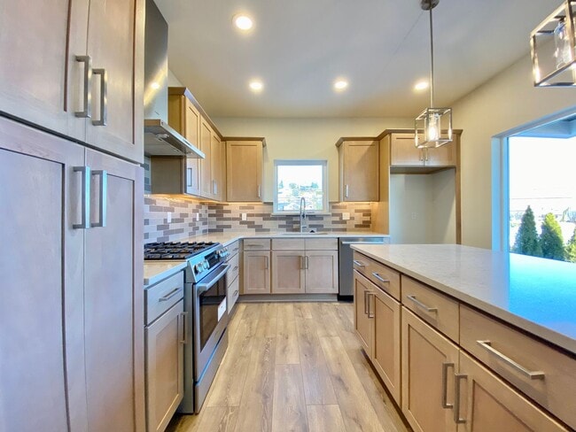 Building Photo - Brand New Luxury Home in Gated Community - Furnished Option Available