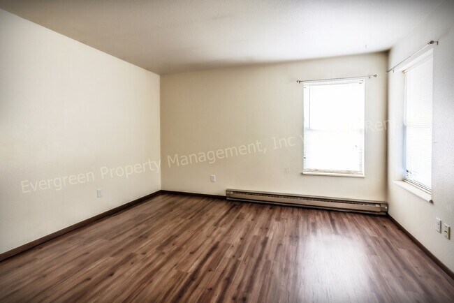 Building Photo - 904-906 Camelot Ct.