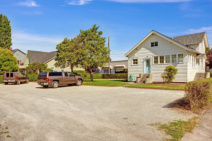 Lots of off street parking - 5403 Maynard Ave S