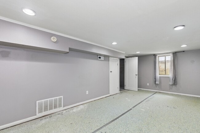 Building Photo - Riverside 4 Bedroom 3 Bathroom