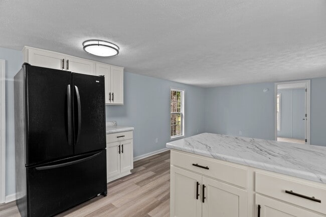 Building Photo - 2061 Center Ct SW