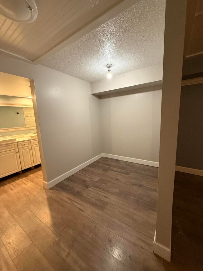 Building Photo - 1405 14th Ln