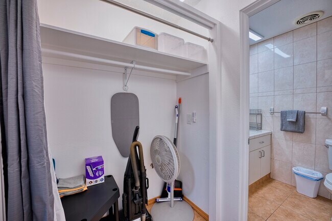 Building Photo - 355 Kalanianaole St