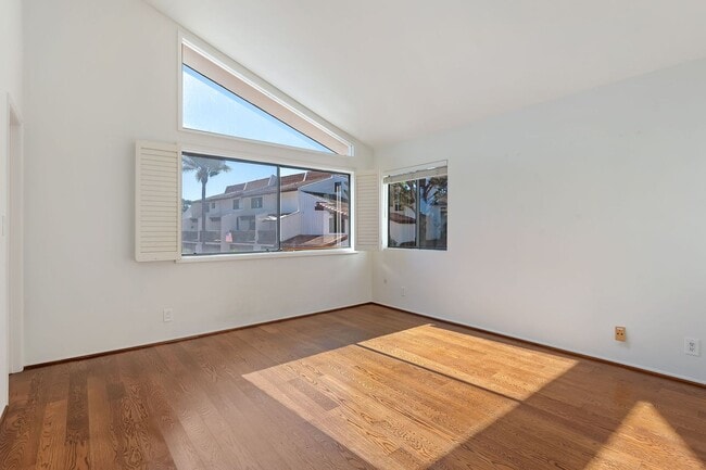 Building Photo - This wonderful East Beach Townhome Awaits!