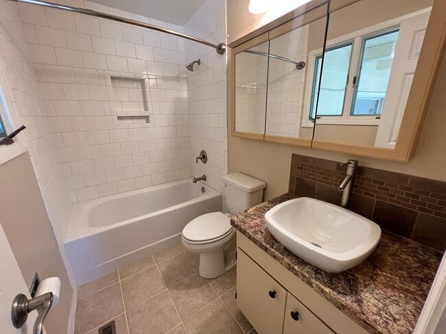 Building Photo - 5 bedroom 3 bathroom home for rent