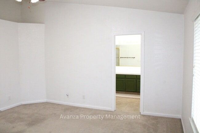 Building Photo - Home for Rent 5428 W. Saginaw Ave Fresno, CA 93722 Description 4 Bedroom/2 Bath Home in Fresno (D...